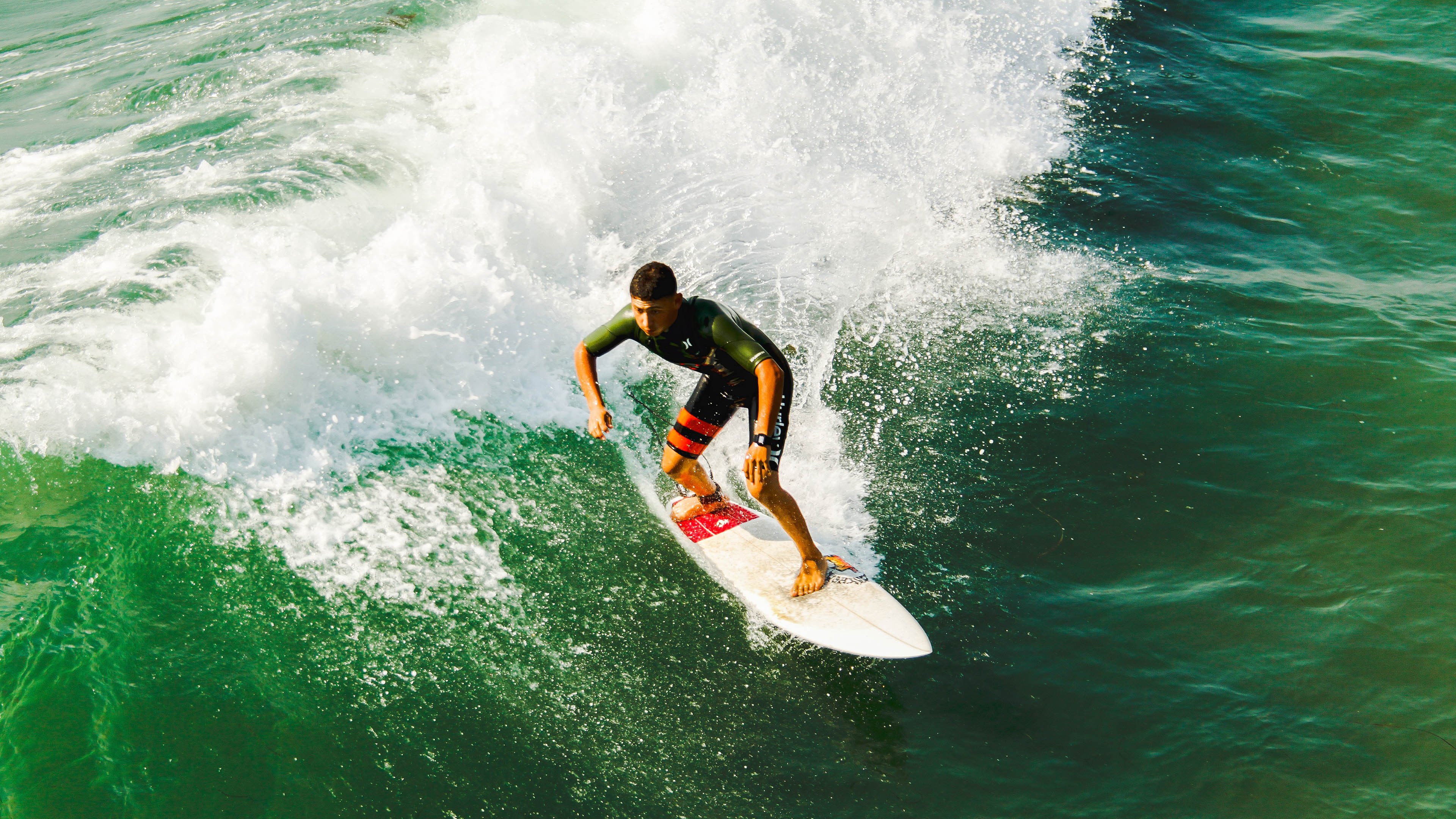 kering.com-_森林跑：在绿意中迎接运动新风暴_，森林奔跑