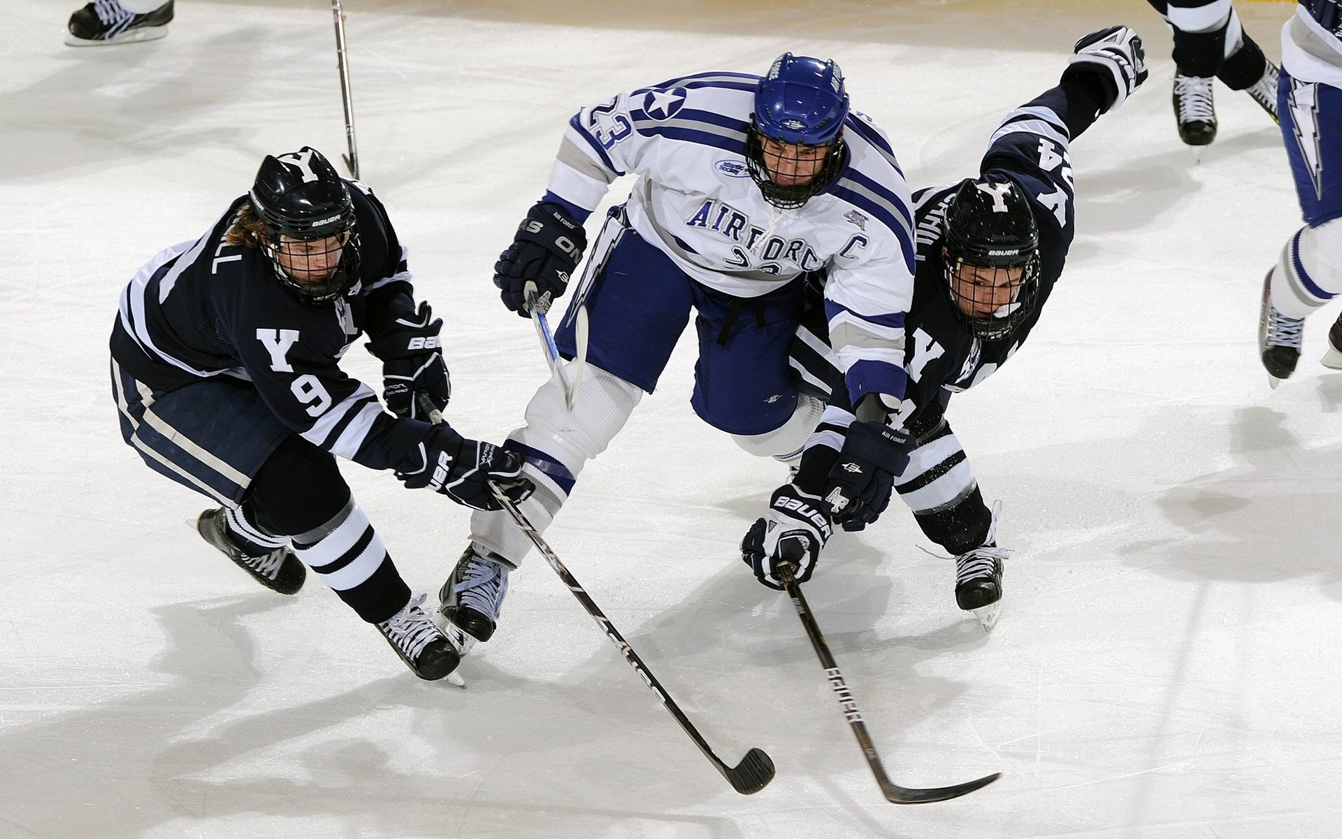 悬挂式攀爬挑战:高空中突破自我,爬升架与悬挑架优缺点